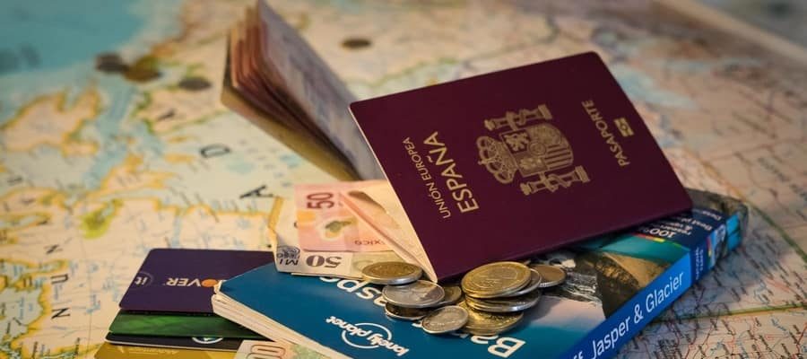 Documentación y dinero para viajar al extranjero