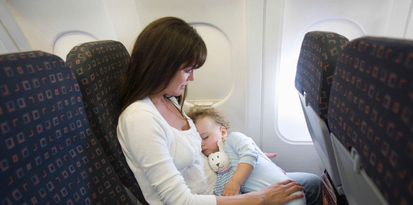 Mamá viajando con su bebé en avión