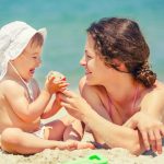 Mamá y bebé en la playa