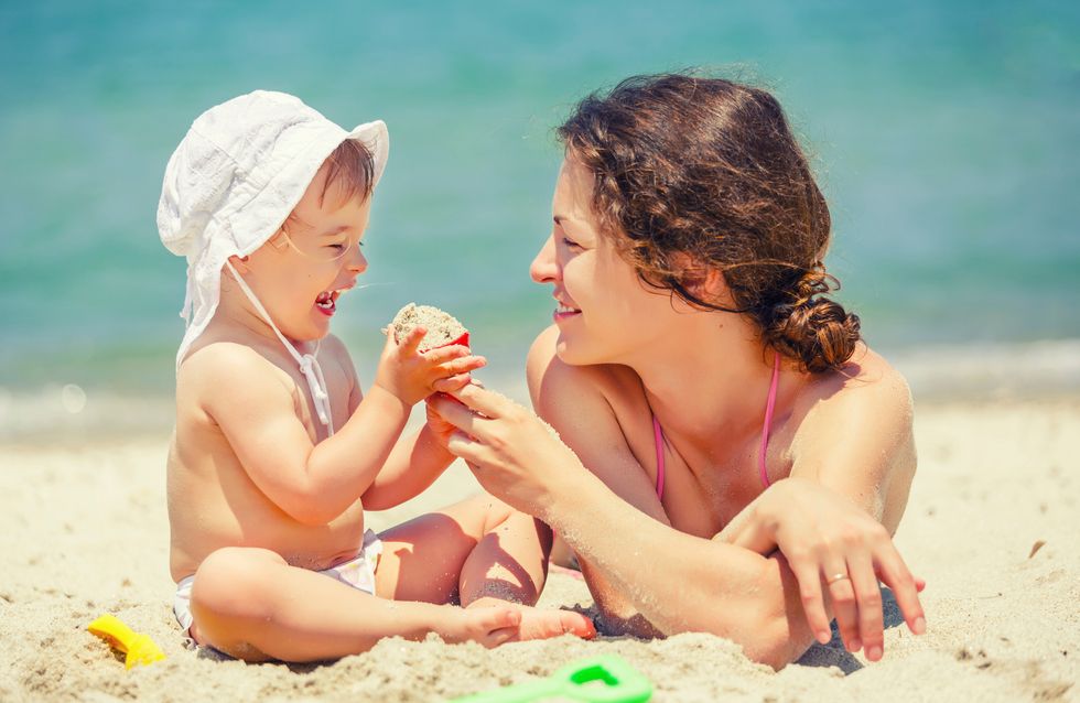 Mamá y bebé en la playa