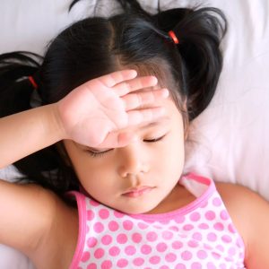 niños con dolor de cabeza