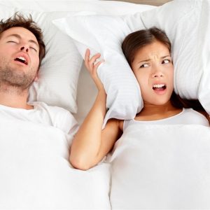 hombre roncando con su mujer