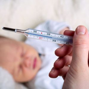 recién nacidos y la fiebre