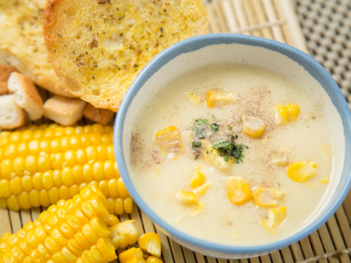 sopa de maíz como complemento para alitas