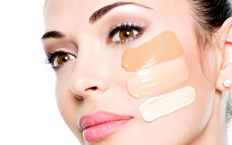 chica con base de maquillaje