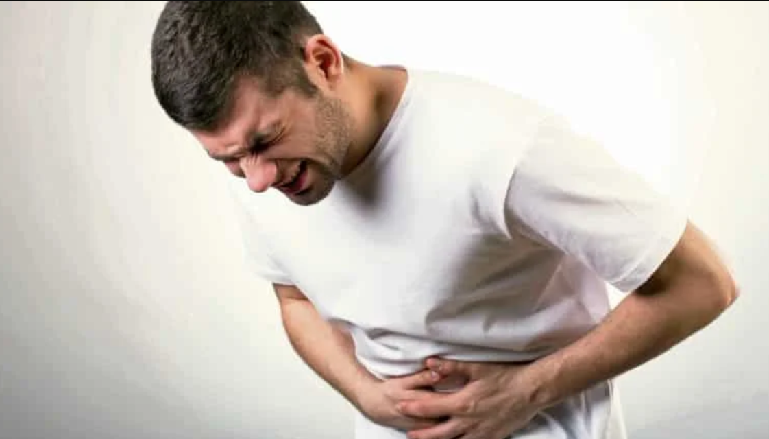 hombre con dolor de estomago