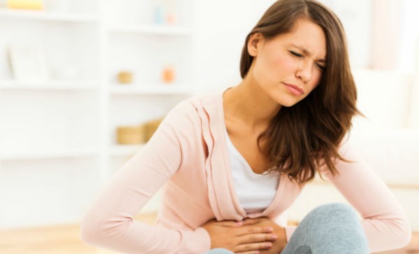 mujer con dolor estomacal