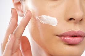 mujer usando gel para la cara