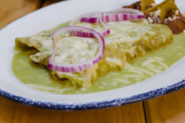 Un platillo de mole verde