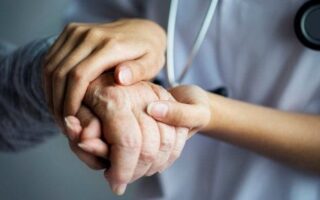 Cuidado adecuado y seguro para las personas mayores