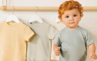 bebé con ropa de algodón