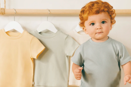 bebé con ropa de algodón