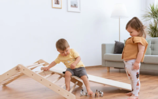 toddlers jugando