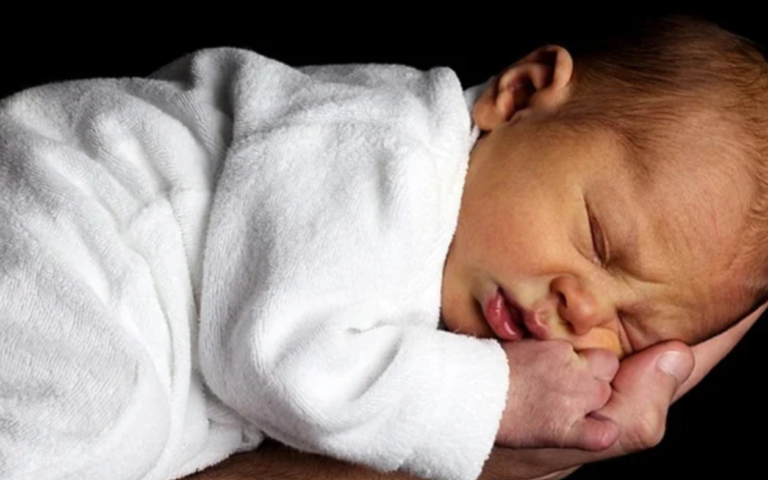 bebé recién nacido dormido